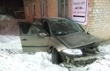 В Ярославской области Рено после столкновения с Газелью врезался в дом