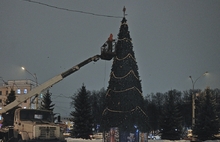 На площади Волкова в Ярославле зажглась новогодняя елка. Фоторепортаж