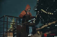 На площади Волкова в Ярославле зажглась новогодняя елка. Фоторепортаж