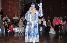 Шестнадцать мгновений из жизни Дедов Морозов в Ярославле с Кари Хейккиля во главе. С фото