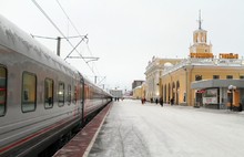 На вокзалах Ярославля по громкой связи пассажиров поздравляют с Новым годом