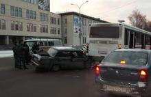 В Рыбинске Ярославской области автобус столкнулся с двумя легковушками