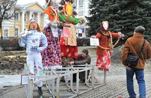В центре Ярославля появились Олимпийская Масленица, Веснянка и Масленичка-медсестричка. Фоторепортаж