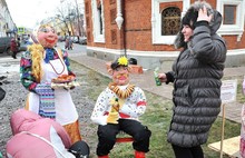 В центре Ярославля появились Олимпийская Масленица, Веснянка и Масленичка-медсестричка. Фоторепортаж