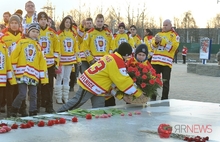В Ярославле юные хоккеисты с родины Карела Рахунека почтили память погибшего «Локомотива». С фото и видео