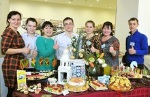 Жители Ярославля попробовали торты с ландышами, душегреечку и съедобные часовни. Фоторепортаж