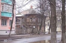 «Папин гараж» - бывший Дом Плотниковой в Ярославле - начали разбирать вечером в пятницу. С фото