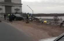 В Рыбинске иномарка снесла металлический забор около ГЭС