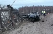 В Рыбинске иномарка снесла металлический забор около ГЭС