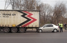 В Рыбинске «Рено Логан» въехал под грузовой автомобиль «Рено Магнум»