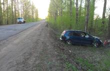 В Переславском районе Форд Фокус съехал в кювет и врезался в дерево