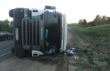 В Переславском районе на трассе М-8 утром перевернулся грузовик