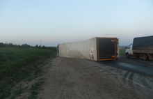В Переславском районе на трассе М-8 утром перевернулся грузовик