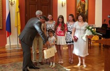 В Ярославле десять многодетных семей наградили медалью «За верность родительскому долгу»