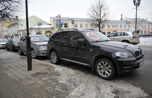 В центре Ярославля на лобовые стекла машин наклеили стикеры. Фоторепортаж