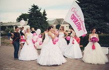 В минувшие выходные в центре Ярославля «Сбежавшие невесты» устроили забег