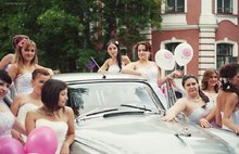 В минувшие выходные в центре Ярославля «Сбежавшие невесты» устроили забег