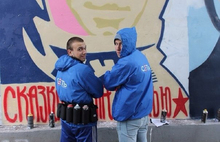 Арку дома по проспекту Ленина в Ярославле разрисовали «историческими» граффити