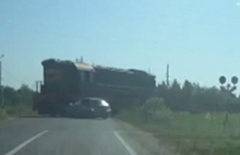 Под Рыбинском автомобиль столкнулся с локомотивом