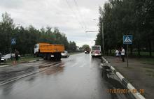 Жительница Ярославля попала под колеса грузовика при переходе улицы
