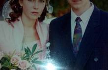 Начальник пресс-службы УМВД по Ярославской области Александр Шиханов разместил в сетях свою свадебную фотографию 20-летней давности.
