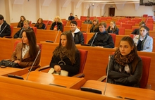 Учащиеся школы 9 на день сменили школьные классы на коридоры Ярославской областной Думы