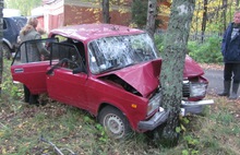 В Ярославской области «Жигули» врезались в дерево
