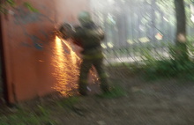В Ленинском районе Ярославля горят гаражи