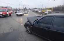 В Ярославле на мосту через Которосль «ВАЗ» врезался в ограждение