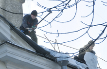 В Ярославле очищают крыши от снега и льда. Фоторепортаж