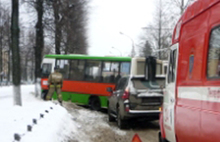 В Ярославле автобус с пассажирами врезался в дерево