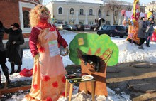 В центре Ярославля начали устанавливать масленичных кукол