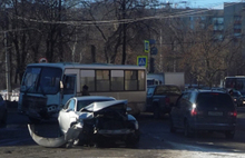В центре Ярославля столкнулись иномарка и маршрутка