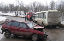 В Ярославской области «ВАЗ» врезался в автобус с 12 пассажирами