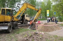 К устранению провала асфальта в центре Ярославля приступили сотрудники «ТГК-2»
