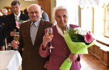 Сергей Ястребов поздравил лучшие семейные пары области с Днем любви и верности