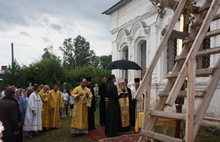 На храм Косьмы и Дамиана в Ростове Великом установили новые купол и крест