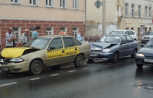 В центре Ярославля столкнулись четыре автомашины
