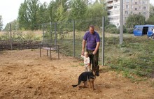 В Дзержинском районе на улице Громова оборудовали площадку для выгула собак