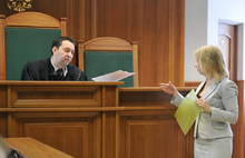 В Ярославском областном суде по иску мэрии Ярославля к губернатору области и Ярославской областной Думе бьются две команды юристов. Фоторепортаж