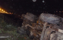 В Ярославле в выходные с моста в реку упал грузовик