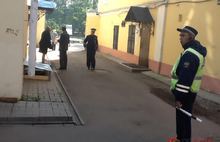 Мэра Ярославля доставят в здание Кировского суда через специальный вход