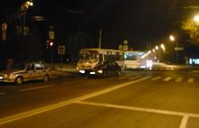 В Ярославле пьяный водитель без прав на иномарке столкнулся с автобусом