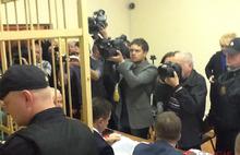 Евгений Урлашов уже выступил с первым заявлением – удалить из зала представителя информационного портала «ЯрНьюс» Эльвиру Меженную
