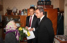 Жительницу Ярославля Евлампию Ивановну Костомарову поздравили Алексей Малютин и Александр Грибов