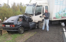 После лобового столкновения легковушки и грузовика погиб 24-летний водитель
