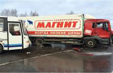 В Ярославской области столкнулись два автобуса и фура