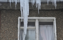 В Ярославле на крышах домов нарастают ледяные глыбы. Фоторепортаж