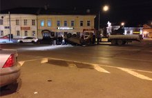 В центре Ярославля перевернулся джип