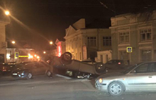 В центре Ярославля перевернулся джип